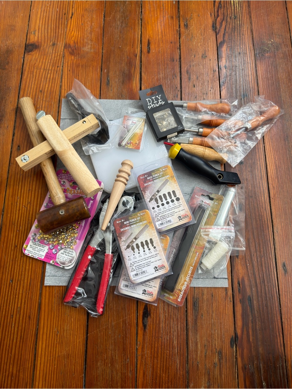 Leather crafting tools 22 item bundle, all new (some unpackaged)